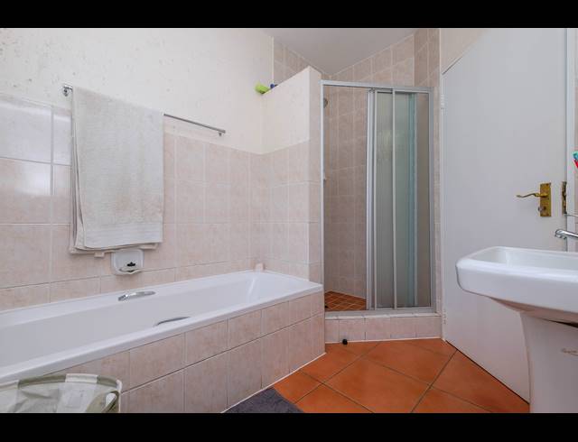 2 BEDROOM APARTMENT TO LET IN LONEHILL